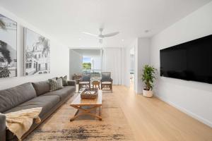 Et tv og/eller underholdning på Casa Oasis - Resort Living opposite Bokarina Beach