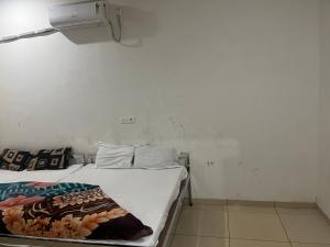 Postel nebo postele na pokoji v ubytování Hotel Shiv Mahima