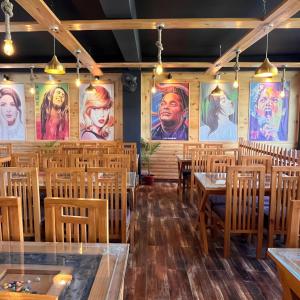 Restaurace v ubytování Hilltop Heaven With Scenic Mountain View