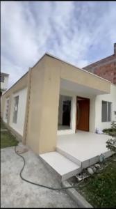 ein kleines weißes Haus mit Garage in der Unterkunft casa en cuenca full equipada in Cuenca