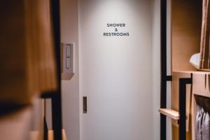 una puerta con un letrero que dice duchas y baños en UNPLAN Kagurazaka, en Tokio 72 fotos más