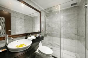 A bathroom at HOTEL du LAC Hanoi
