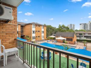 コフスハーバーにあるSeaside Escape Sandcastles 213のスイミングプールを望むバルコニー +9枚の写真