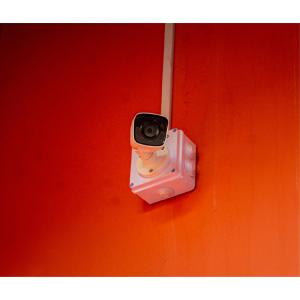 Eine Kamera ist an einer roten Wand befestigt. in der Unterkunft Hostal Villa Verde in Asunción