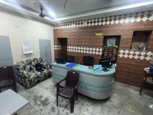 a lobby with a reception desk with a couch at Hotel O Down Town Hotel in Calcutta Bara Bazar