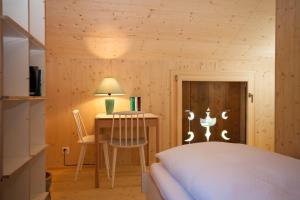 Tempat tidur dalam kamar di Cortesi's Lenk Lodge, Boutiques Appartements