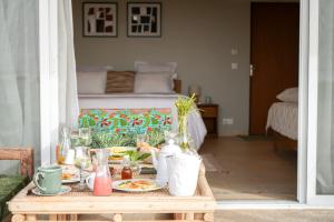 una mesa con platos de comida en la sala de estar en Ecolodge Pout Pout, en Fatick