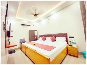 une chambre avec un grand lit avec un plafond dans l'établissement PREMIUM HOTEL MATE-SH-WARI - 500M FROM SHREE RAMJANAM BHOOMI - A Luxurious Stay With Free Parking- Wi-fi & Great Hospitality, à Ayodhya