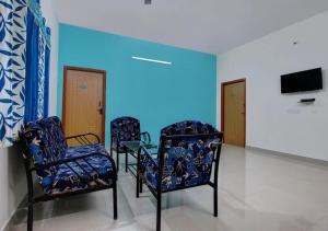 A television and/or entertainment centre at Sai Ram Homestay - Near Yercaud Lake