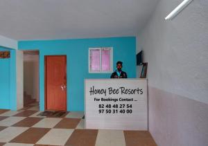 A television and/or entertainment centre at Sai Ram Homestay - Near Yercaud Lake Még 10 kép