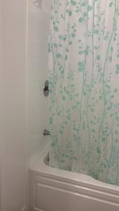 Ένα μπάνιο στο 1 Bdr-Den spacious Full luxury apartment +27 φωτογραφίες