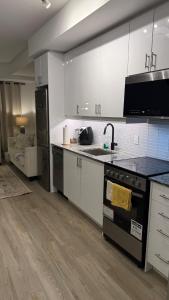 Η κουζίνα ή μικρή κουζίνα στο 1 Bdr-Den spacious Full luxury apartment