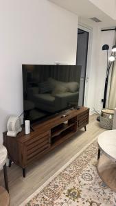 Μια τηλεόραση ή/και κέντρο ψυχαγωγίας στο 1 Bdr-Den spacious Full luxury apartment