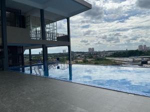 Bazén v ubytování Cozy 3BR Escape Modern Comfort in the City nebo v jeho okolí