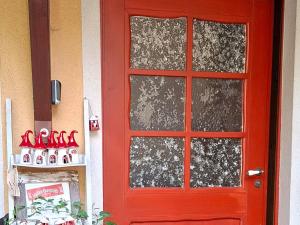 a red door with a window on a building at Martha in Langenchursdorf