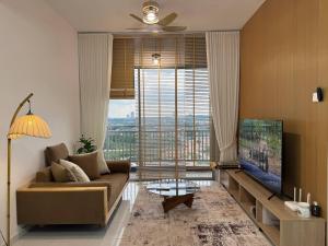 TV a/nebo společenská místnost v ubytování Cozy 3BR Escape Modern Comfort in the City