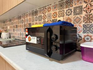 Kuchyň nebo kuchyňský kout v ubytování Cozy 3BR Escape Modern Comfort in the City