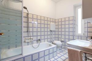 加尔尼亚诺Lake Front Bogliaco - Happy Rentals的带浴缸、马桶和水槽的浴室