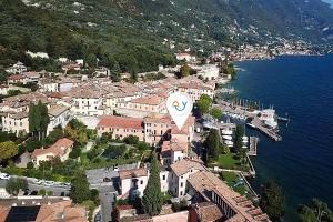 加尔尼亚诺Lake Front Bogliaco - Happy Rentals的水边小镇的鸟瞰图 更多31张照片