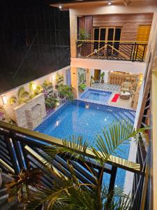 an overhead view of a swimming pool in a house at Casa Amoris Dos in Los Baños