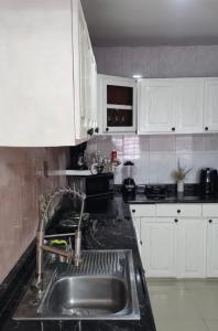 eine Küche mit Spüle und weißen Schränken in der Unterkunft The Room Veracruz, super location in Veracruz + 3 Fotos