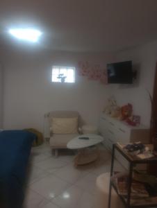 RemeteaにあるCasă țărănească Marikaのソファとテーブルのあるリビングルーム