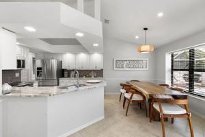 Kuchyň nebo kuchyňský kout v ubytování Marco Island Beach Home - Heated Pool & Spa