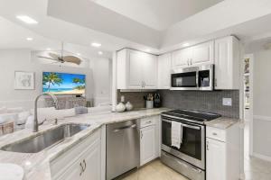 Η κουζίνα ή μικρή κουζίνα στο Marco Island Beach Home - Heated Pool & Spa +24 φωτογραφίες