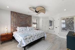 Postel nebo postele na pokoji v ubytování Marco Island Beach Home - Heated Pool & Spa + 21 fotografií