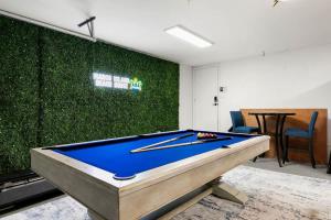 Biliár nebo kulečník v ubytování Marco Island Beach Home - Heated Pool & Spa