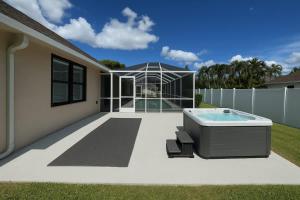 Bazén v ubytování Marco Island Beach Home - Heated Pool & Spa nebo v jeho okolí