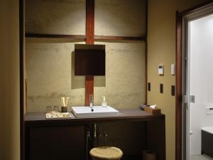 小松市にあるKomado ベンガラの洗面台と鏡のあるバスルーム