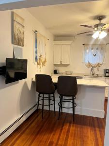 een keuken met 2 barkrukken en een aanrecht bij Casino near in Malden
