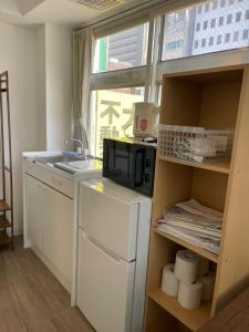 Η κουζίνα ή μικρή κουζίνα στο Yotsuya, 10 seconds from Yotsuya Sanchome Station, in the heart of Shinjuku