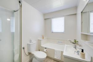 Koupelna v ubytování Duart Haven - Havelock North Holiday Home + 8 fotografií