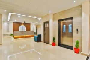 Un vestíbulo vacío con un mostrador de recepción en un edificio. en Hotel City Inn 2min Walk To Gorakhnath Temple, en Gorakhpur