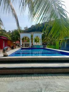 Bazén v ubytování Mersing Barokahhill Beach Resort nebo v jeho okolí