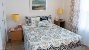 Ένα ή περισσότερα κρεβάτια σε δωμάτιο στο Cozy Family Retreat Steps to Beach Pool Hot apts