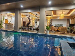 a large swimming pool in a hotel lobby at Casa Amoris Uno in Los Baños
