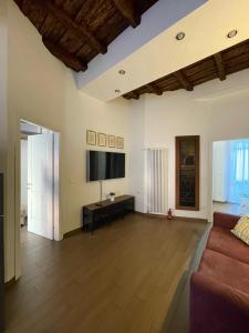 a living room with a couch and a television at La bella Flora in Ariccia