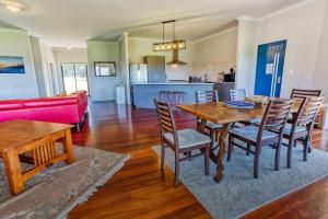 ナナップにあるNannup Rise Holiday Homeのテーブルと椅子のあるダイニングルームとリビングルーム