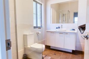 ナナップにあるNannup Rise Holiday Homeのトイレと洗面台付きのバスルーム +33枚の写真