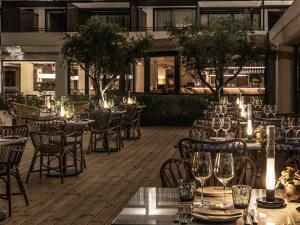 ベニドルムにあるMercure Benidormの屋外レストラン(テーブル、椅子、照明付)