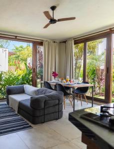 a living room with a couch and a table at Casa incrível e aconchegante em Barra Grande - BA, Ponta do Mutá, em condomínio com excelente localização à 5 minutos da PRAIA e dos melhores BEACH CLUBS, próximo ao charmoso centrinho de Barra Grande e comércios in Marau