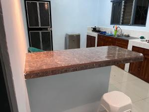 UpalaにあるApartamento Río Niñoのキッチン(大理石のカウンタートップ付)