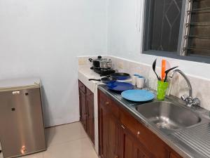 UpalaにあるApartamento Río Niñoのシンクとカウンタートップのあるキッチン