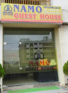 uma vitrine com uma placa da Nammo Guest House em Namo Guest House em Daman