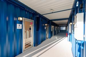 勝浦市にあるHOTEL R9 The Yard Katsuraの青壁の空廊