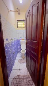 モンバサにあるCozy Corner Nyaliのバスルーム(トイレ、青いシャワー付) +22枚の写真