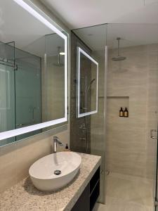 Star Residance KLCC by NN في كوالالمبور: حمام مع حوض ودش مع مرآة